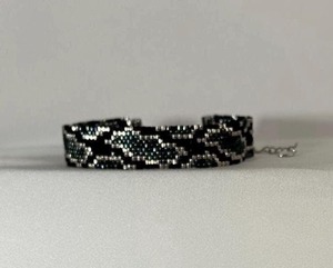 Bracelet Perlé Fait Main Noir et Argenté Design Luxe Exquis Cadeau Promotionnel Nouveauté - Product Image 2