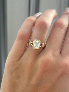 Impresionante Anillo de Diamantes con Corte Esmeralda en Oro Amarillo con Engaste de Bisel, Elegante Anillo de Compromiso Moderno para Mujer, Diseño de Joyería de Lujo - Product Image 2