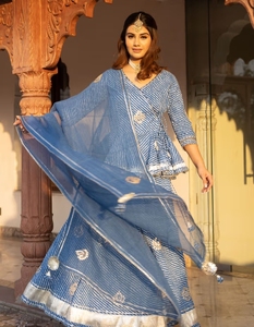 ชุดเลเฮนกาพร้อมผ้าคลุมไหล่ KV Blue Lehriya (ชุด 3 ชิ้น) - Product Image 4