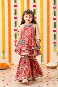 ชุดคุรตะและชาราร่าสำหรับเด็กผู้หญิง แบรนด์ PRIMROSES ผ้าฝ้าย แขนกุด แต่งลูกไม้ลายดอกไม้ สีส้ม เหมาะสำหรับงานปาร์ตี้ งานดิวาลี งานแต่งงาน ทรงปกติ - Product Image 1