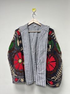 Chaqueta Acolchada Suzani de Terciopelo Ecológico Hecha a Mano para Mujer, Bordada con Flores, Estilo Boho Indio, Abrigo Regular Vintage de Algodón Transpirable - Product Image 4