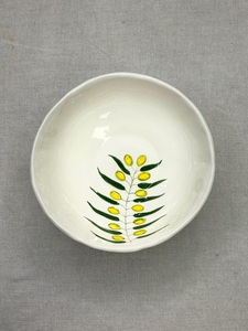 ชามเซรามิกทำมือพร้อมลวดลายใบไม้ ดีไซน์โค้งลึกและเคลือบเงาอย่างดี - Product Image 3