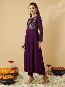 Conjunto de Kurti Anarkali y Pantalón Bordados en Seda Vichitra con Dupatta Cosida, Traje Étnico Tradicional de Tres Piezas para Mujer, Color Morado - Product Image 3