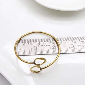 Bracelet manchette géométrique en laiton plaqué or, design ouvert minimaliste, bijoux unisexe - Product Image 6