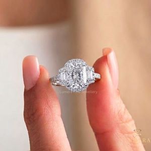 Bague de fiançailles de luxe en or blanc 9K 10K 14K 18K avec diamant de laboratoire taille coussin et halo, pierres latérales baguette effilées, personnalisable - Product Image 3