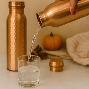 Bouteille ayurvédique martelée en cuivre naturel, personnalisable, résistante à l'ébullition, design moderne, pour yoga, fitness, hydratation et détoxification. - Product Image 1