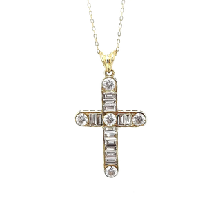 Collar con Colgante de Cruz Chapado en Oro de 18K con Circonitas Cúbicas Engastadas en Canal y Piedras Redondas de Corte Brillante, Joyería Religiosa Unisex - Product Image 1