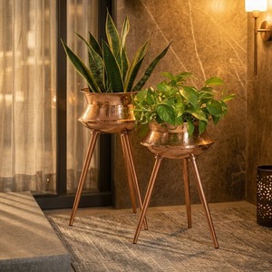 Jardinières modernes du milieu du siècle en cuivre, faites à la main, sur trépied, ensemble de vases décoratifs d'intérieur - Product Image 1