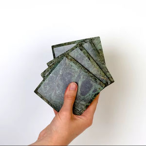 Juego de Cuatro Posavasos Cuadrados de Mármol Verde Indio Madeji, Elegantes Accesorios de Piedra para Bebidas - Product Image 1