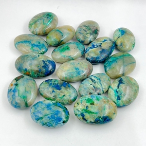 Chakralume Pierre de paume ovale naturelle Quantum Quattro sculptée à la main, en chrysocolle, cristal de guérison, énergie Reiki et méditation - Product Image 1