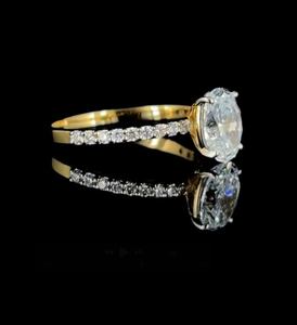 Anillo de Compromiso Elegante con Diamante Cultivado en Laboratorio de Forma Ovalada y Banda con Micro Pavé en Oro Amarillo, Joyería Fina para Novia - Product Image 4