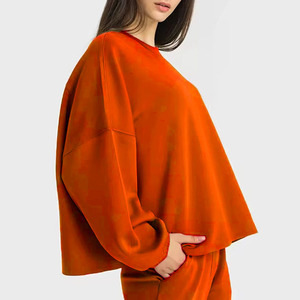 Múltiples estilos sólidos y con bloques de color disponibles. Top holgado y cómodo para mujer, de poliéster y algodón. - Product Image 3