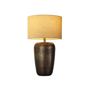 Lámpara de Mesa de Latón Forjado a Mano con Acabado Dorado, Luz de Escritorio Esférica con Base de Lino Blanco, Lámpara de Decoración Moderna para el Hogar - Product Image 4