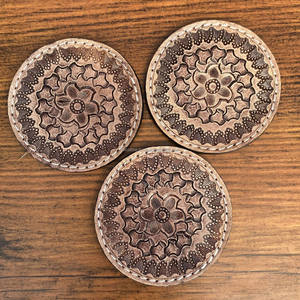 Juego de posavasos de cuero mecanizado a mano de tendencia 2025 con soporte, 4 Uds., posavasos redondos para bebidas, alfombrillas para tazas Premium para uso en el hogar y la cocina - Product Image 5