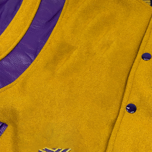 Chaqueta Universitaria Premium Color Púrpura Dorado, Chaqueta Varsity con Bordado de Chenilla, Chaqueta Bomber de Béisbol Universitaria, Personalizada OEM, Térmica, Resistente al Viento, de Lana - Product Image 6