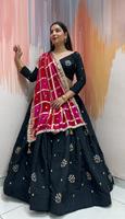 Chaniya Choli élégant en soie de Bombay avec broderies Butta et dupatta en viscose brodée, tenue de mariage et de Navratri pour femmes
