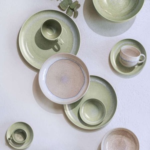 Taza de Té de Cerámica Hecha a Mano con Esmalte Verde Reactivo, Diseño Acanalado con Retención de Calor para una Elegancia Moderna en la Mesa, Acabado Artesanal - Product Image 4