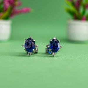 Boucles d'oreilles en diamant de qualité supérieure, design raffiné, diamants de laboratoire, taille ovale, en or blanc 18 carats pour femmes, provenance Inde. - Product Image 1