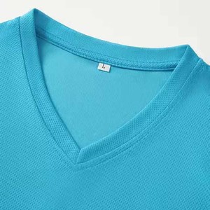 T-shirt unisexe personnalisable 100 % polyester, col en V, séchage rapide, manches courtes, anti-boulochage, vierge, pour publicité et entreprise - Product Image 5