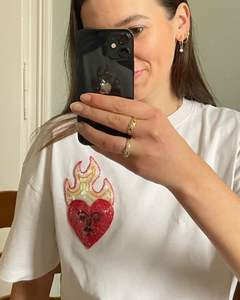 Camiseta Blanca de Algodón con Cuello Redondo y Manga Corta para Mujer, con Parche Bordado de Corazón Sagrado en Llamas, Estilo Casual de Verano, Corte Holgado, Top de Moda - Product Image 1