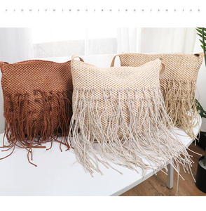 Abraza el estilo nómada y aventurero con este precioso bolso de hilo natural diseñado con borlas en cascada y hebilla ajustable. - Product Image 5