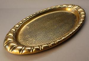 Bandeja decorativa ovalada de latón con textura martillada, diseño tradicional, artesanía metálica, pieza única, elegante bandeja para mesa de comedor. - Product Image 4