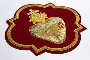 Aplique Religioso de Lujo Bordado a Mano con Hilo de Oro y Diseño de Sagrado Corazón - Resistente al Agua con Efecto 3D en Relieve - Product Image 2