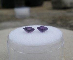 พลอยแอมะทิสต์ทรงสี่เหลี่ยมธรรมชาติ ขนาด 4 มม. แต่ละเม็ด รับรองโดยผู้ตรวจสอบอิสระ เหมาะสำหรับทำเครื่องประดับสีเขียว - Product Image 4