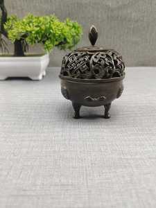 Brûleur d'encens traditionnel en laiton en forme de dôme avec des ouvertures sculptées pour une diffusion uniforme de la fumée aromatique dans les lieux sacrés - Product Image 4