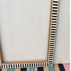 Miroir mural de luxe artisanal en os incrusté, design couronne noir et blanc pour la décoration intérieure moderne de Belladec - Product Image 3