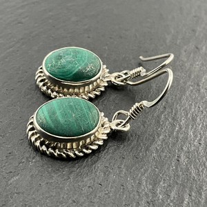 Boucles d'oreilles pendantes vintage en argent sterling et malachite, bijoux faits à la main avec pierres précieuses vertes, cadeau élégant pour femme - Product Image 6