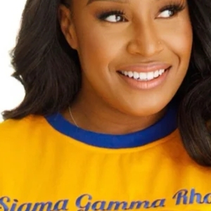 Camiseta de chenilla SGRho Legacy para mujer, con letras griegas bordadas personalizadas, cuello redondo, estilo clásico de hermandad, moda al por mayor - Product Image 2