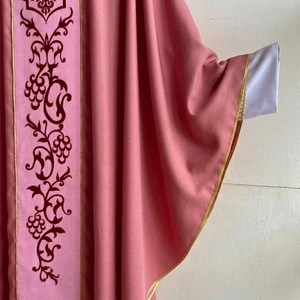 Chasuble gothique rose premium brodée, vêtement liturgique traditionnel pour prêtre, robe de cérémonie pour la Messe - Product Image 6
