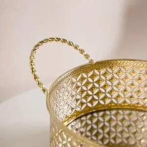 Calentador de buffet redondo con diseño de pétalos reales, acabado en crema y dorado, con pedestal de alambre para catering profesional. - Product Image 3