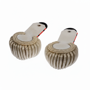 แผ่นประดับไหล่แบบหรูหราพร้อมพู่ห้อยประดับเงินและทองคำแท่ง สำหรับชุดพิธีการ - Product Image 2