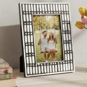 Cadre photo artisanal écologique en os incrusté avec un design mosaïque rayé élégant pour la décoration intérieure - Product Image 4