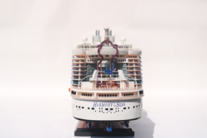 HARMONY OF THE SEAS - Maquette de bateau de croisière en bois artisanale, thème nautique et détails peints, pour décoration ou cadeau - Product Image 6