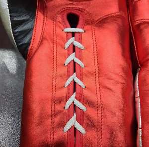 Gants de boxe pour adultes 2026 avec logo personnalisé, en cuir exquis, antidérapants, avec sangle de poignet réglable, fermeture à boucle imperméable, pour l'entraînement - Product Image 4