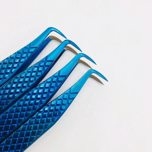 Pinza para Pestañas de Acero Inoxidable con Logotipo Personalizado, Color Azul Plasma, Herramienta para Volumen de Pestañas con Punta de Fibra, Probada a Mano y Sostenible - Product Image 5