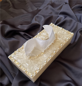 Boîte à mouchoirs rectangulaire en résine époxy blanche avec design perlé, artisanat en résine époxy blanche, utilisée sur la table à manger - Product Image 1