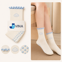 Chaussettes de yoga antidérapantes en coton pour femmes, avec logo personnalisé brodé, motif nuages, bleues, à volants, pour Pilates, avec grip, assorties, par fabricant OEM