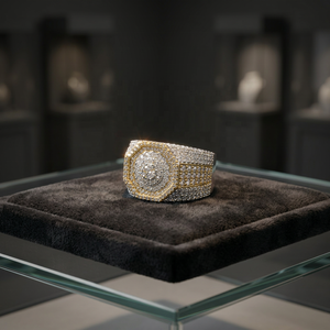 Anillo de Moissanita Chapado en Rodio con Incrustaciones de Oro, Corte Brillante Redondo, Banda de Plata con Engaste Pavé para Compromiso, Boda o Fiesta - Product Image 1