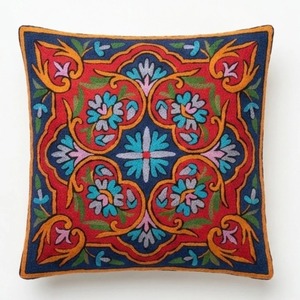 Funda de cojín con bordado Crewel de Cachemira — Arabescos azul marino y rojo con turquesa y dorado - Product Image 4