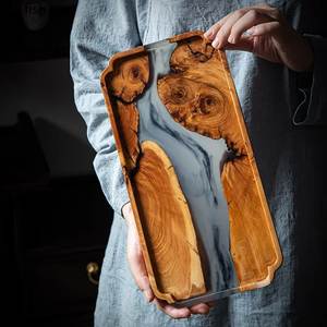 Plateau de service élégant en bois et résine pour les fêtes, les réunions de famille et une présentation de table raffinée - Product Image 1