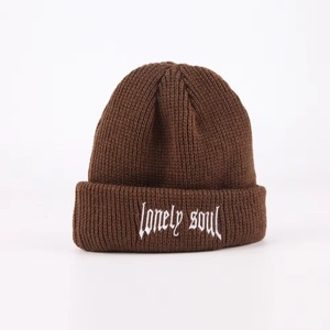 Fabricant de bonnets personnalisés : Bonnets d'hiver chauds avec logo sur mesure, broderie, doublure en satin et revers, style casquette de motard - Product Image 3