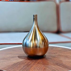 Florero de Metal con Acabado en Latón en Forma de Lágrima, Elegante Centro de Mesa Decorativo para Sala de Estar, Oficina, Hogar y Estantes - Product Image 4