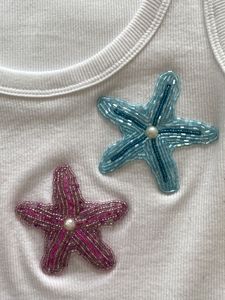 Débardeur en coton blanc brodé à la main avec des perles, motif voiture de course, palmiers et numéro 81, design sur le thème du sport - Product Image 2
