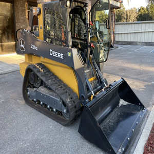 Cargadora Compacta Deere 325G: Inversión Inteligente que Ofrece un Funcionamiento Confiable, Bajo Mantenimiento y Alto Rendimiento para un Valor a Largo Plazo - Product Image 1