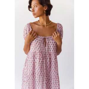 Robe maxi Sita en violet, confectionnée avec amour et soin, utilisant un magnifique tissu imprimé à la main. - Product Image 2