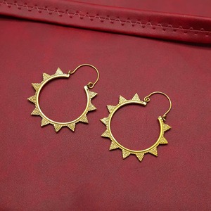 Boucles d'oreilles créoles en laiton plaqué or avec motif soleil, bijoux tendance, forme circulaire, accessoire artisanal en métal - Product Image 4